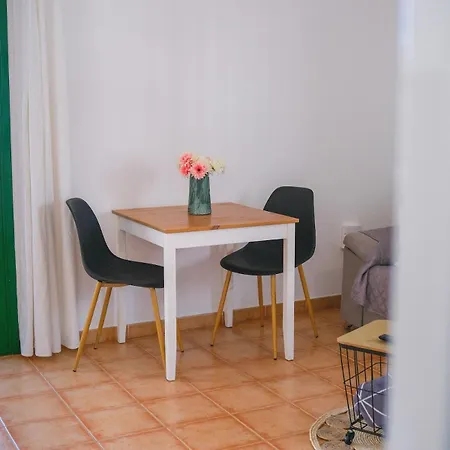 Apartment Bright 2 Minutes From The *