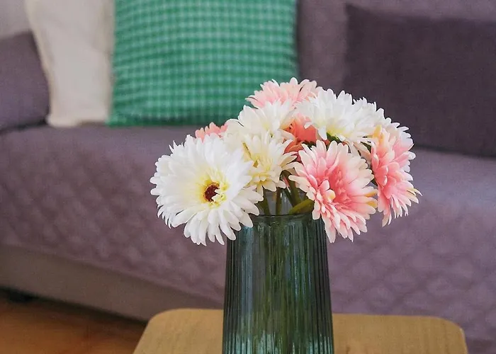 Bright 2 Minutes From The Apartment