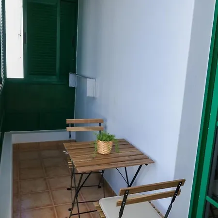 Apartment Bright 2 Minutes From The *